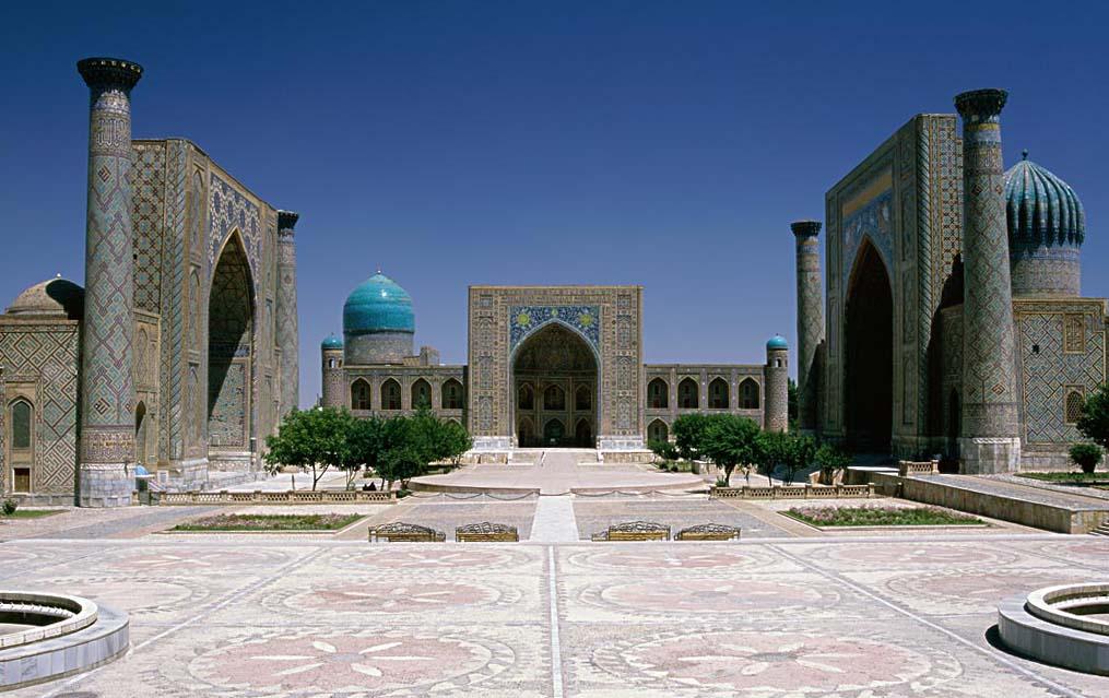 而费尔干纳盆地既是锡尔河的上游,又紧邻泽拉夫善河,如果说泽拉夫善河