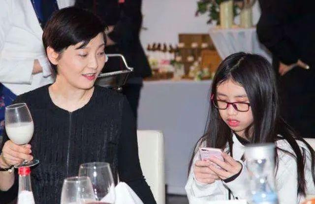 丑小鸭变天鹅冯小刚女儿蜕变式成长被网友嘲讽父母回应很刚