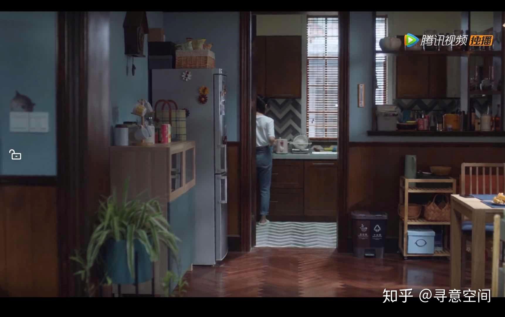 而钟晓芹作为上海本地女孩,嫁给陈养鱼之后住在陈养鱼单位分配的房子