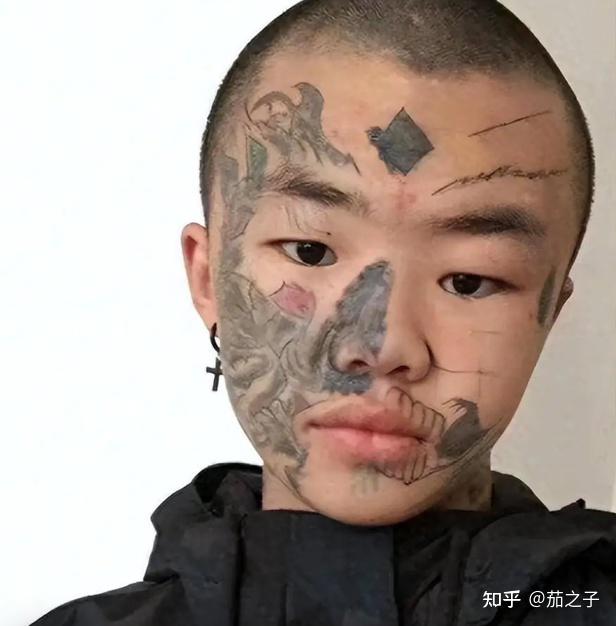 4年前火遍全网的纹面男孩,被家人赶走,封杀后找不到工作,现在如何呢?