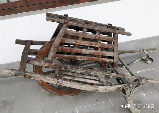 滑车也叫独轮车,在过去年代,这个滑车可是起到了非常大的作用,用来运