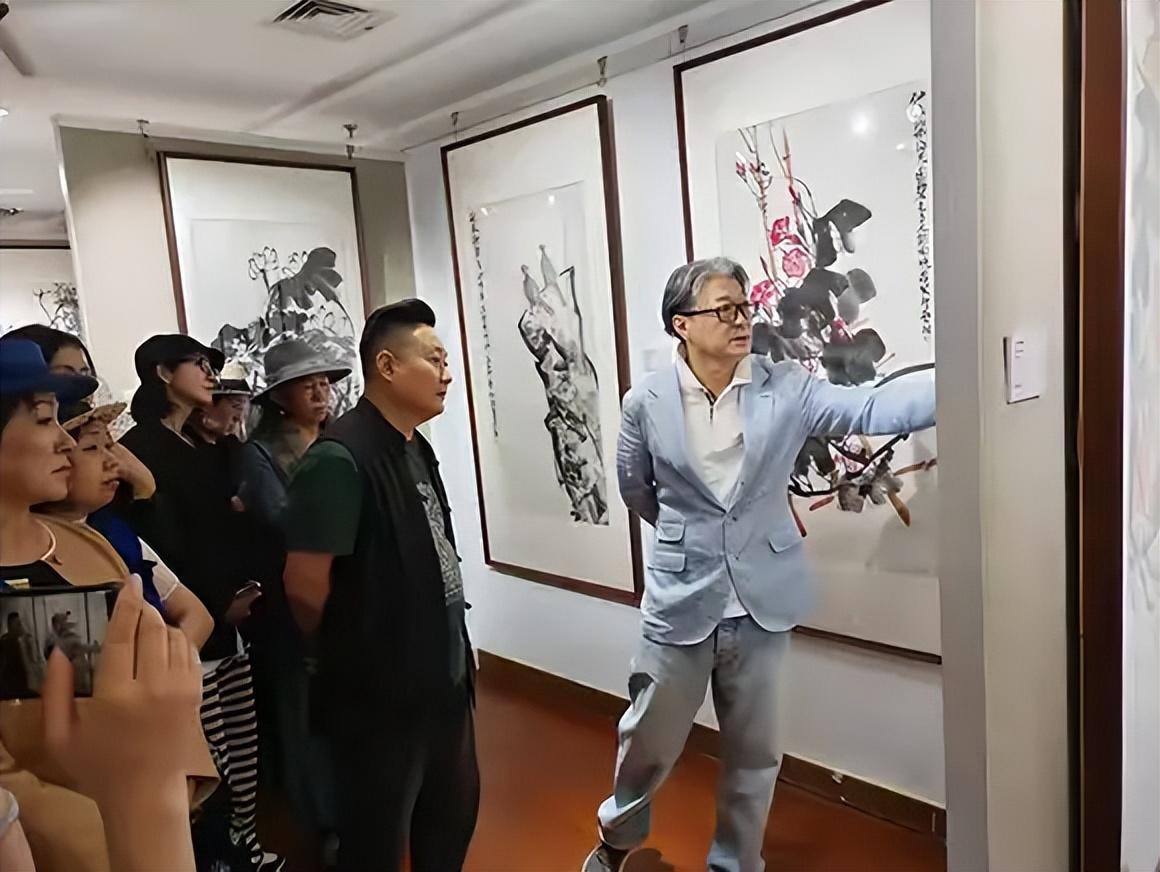 荣宝斋画院院长唐辉接受访谈著名画家吴悦石先生为展览题字画展现场二