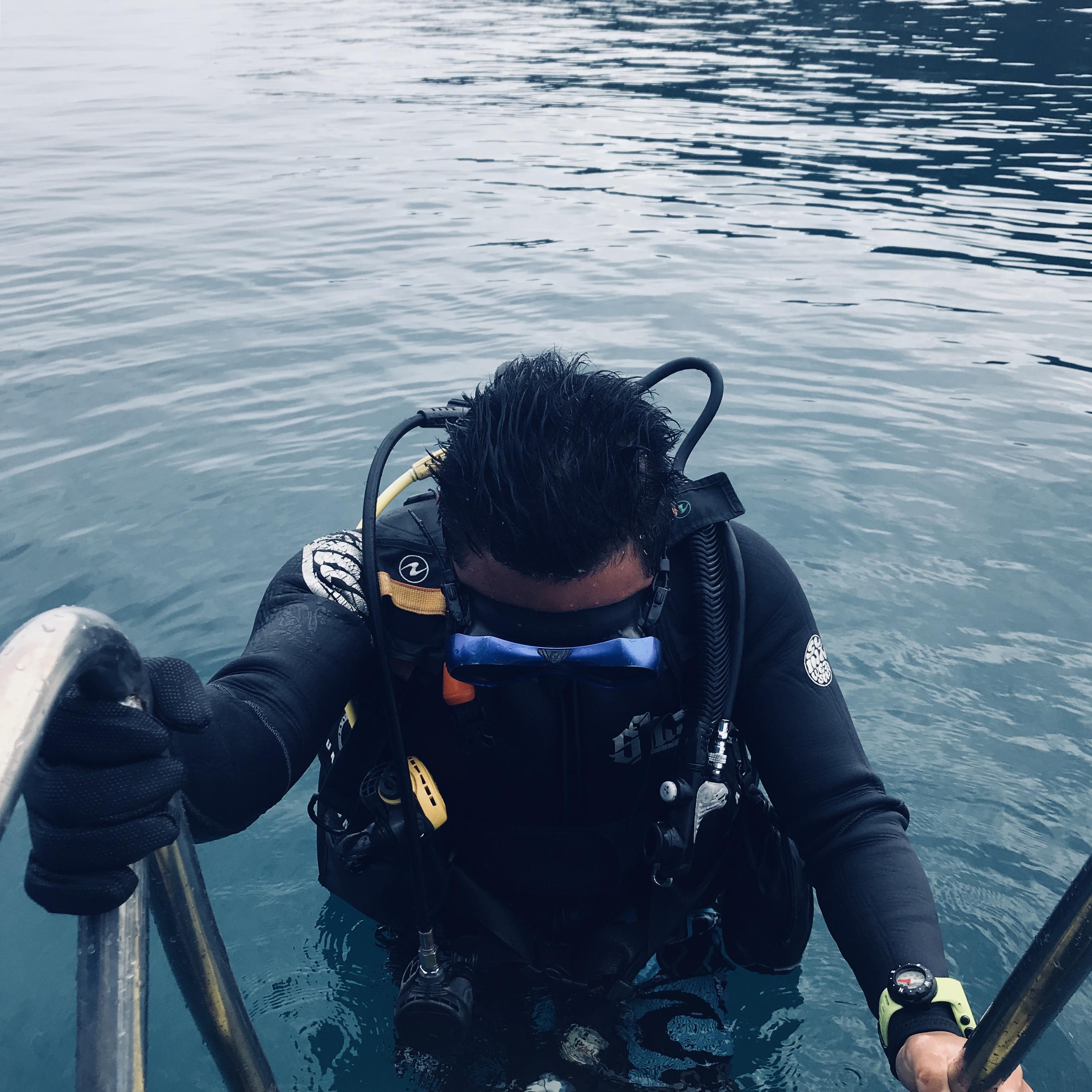 技术贴潜水过程中如何保持帅气的发型来自一位偶像包袱极重的潜水教练