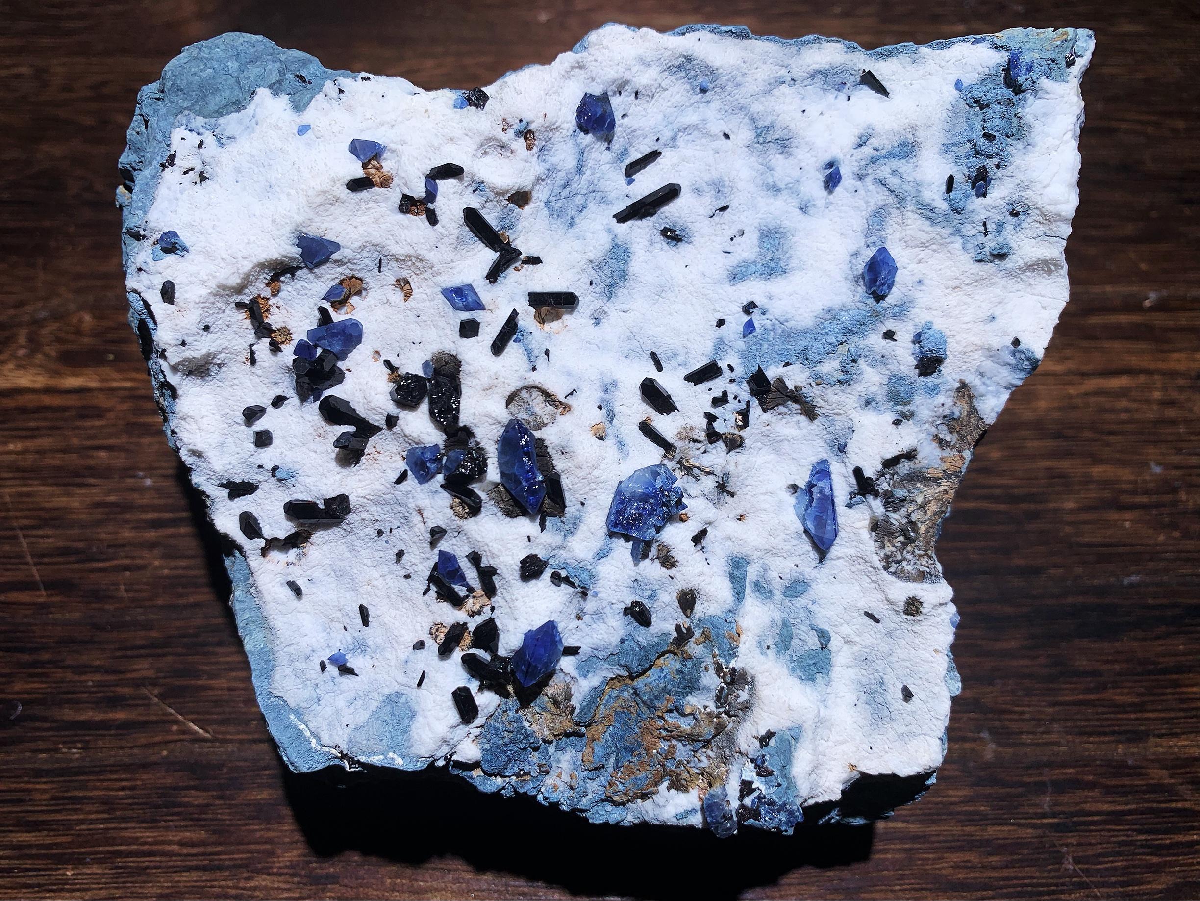 蓝硅硼钙石原石图片