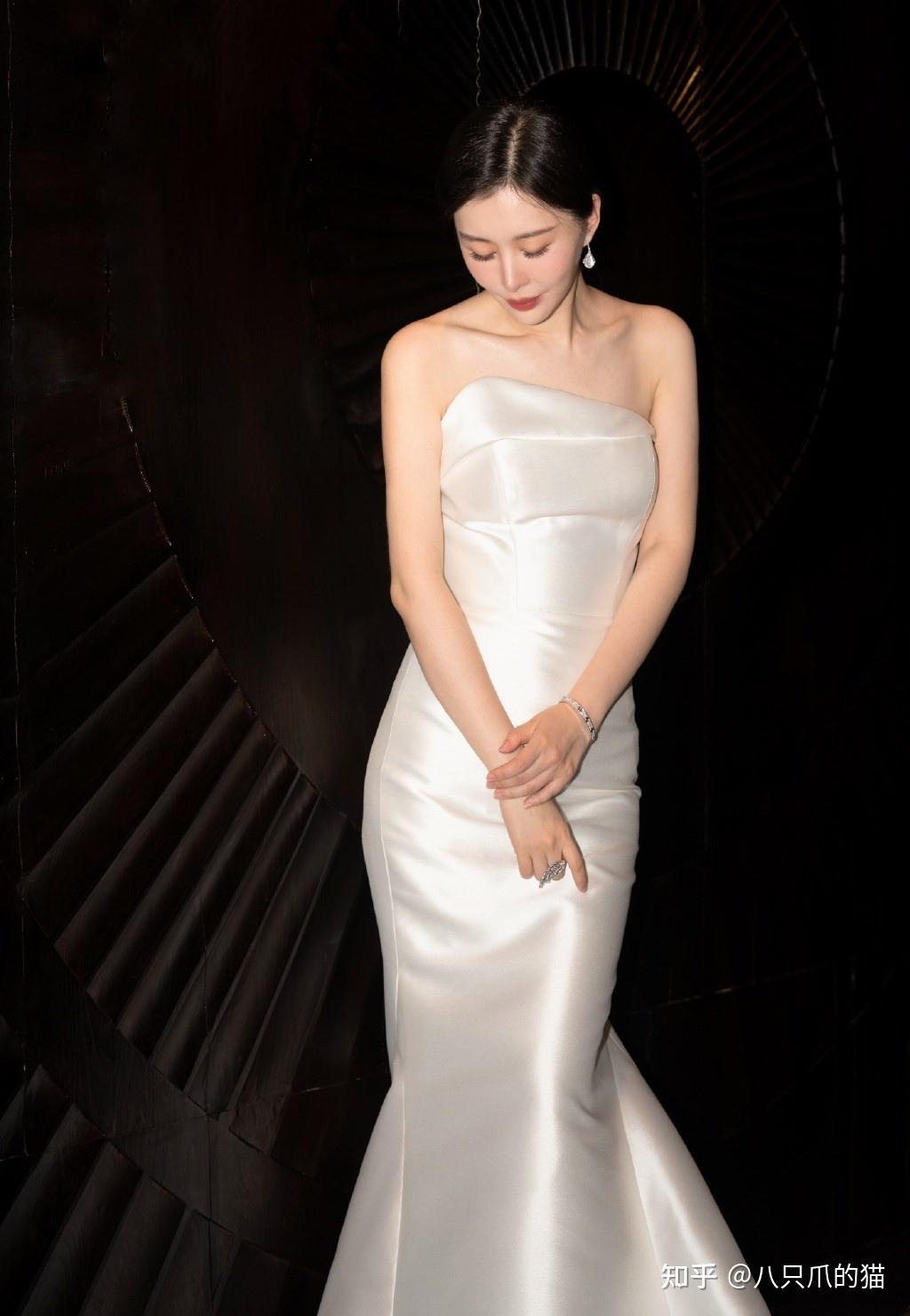 田朴珺贵妇气质外露穿缎面抹胸裙走红毯真抢镜曲线不输女明星