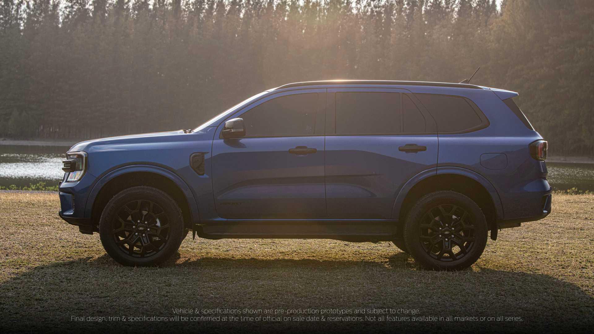 车型则采用熏黑进气格栅,并配备了专属外观组件;titanium版车型格栅内