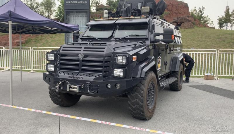 在半圆形的展馆中央广场上,停放着一台"剑齿虎"特警防暴车,这款车长宽