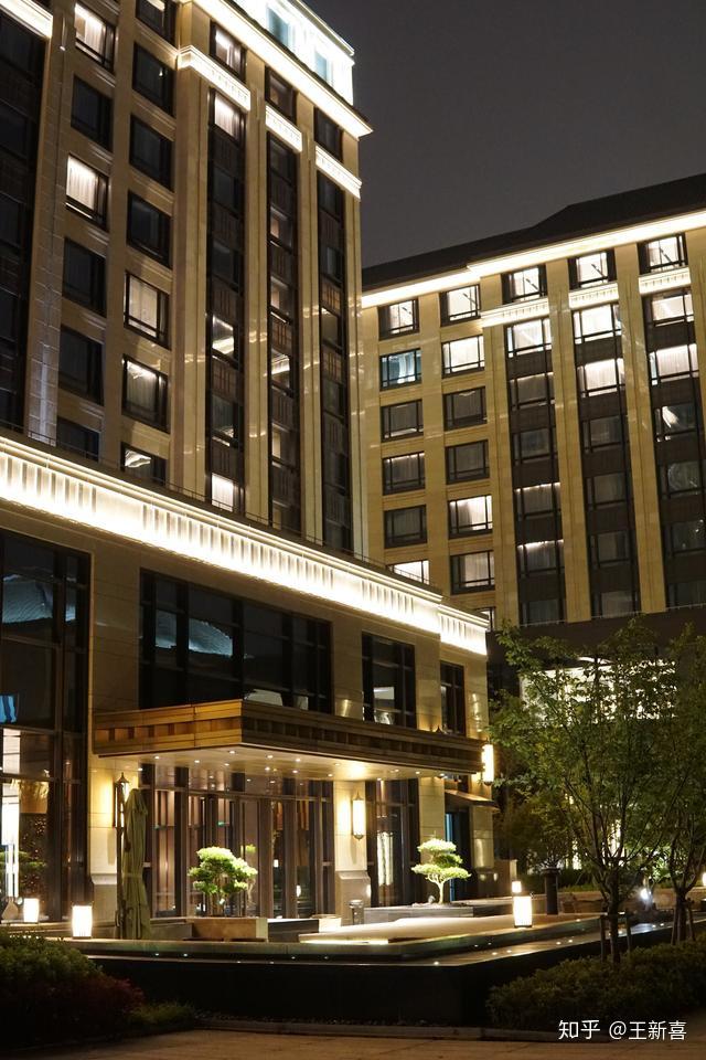 此前也曾有酒店转型做民宿的案例,比如璞华酒店管理集团在2017年签约