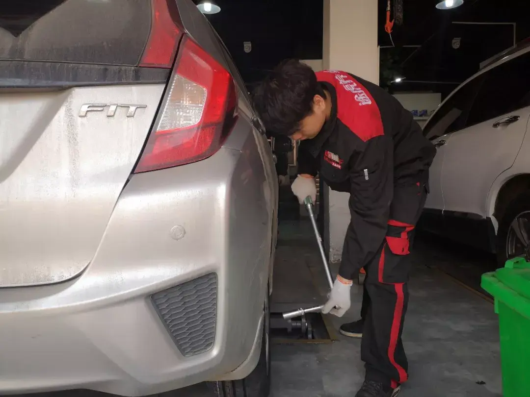 奥迪深夜高速趴窝 技师为信任凌晨奔波120公里救援