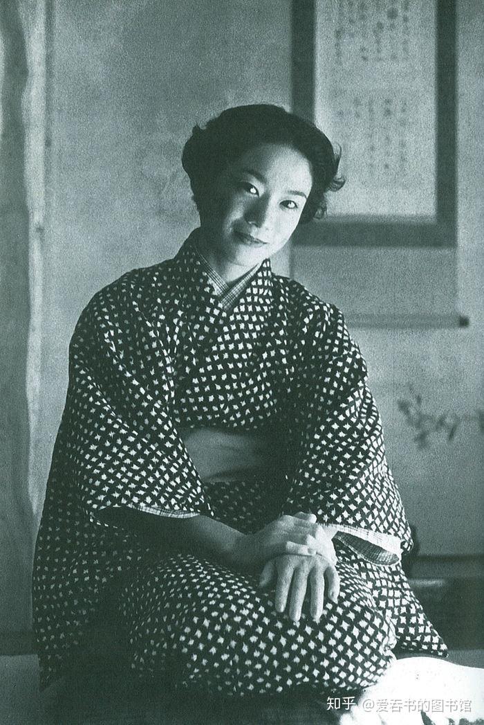 向田邦子2004年,严歌苓随丈夫远赴非洲尼日尔.