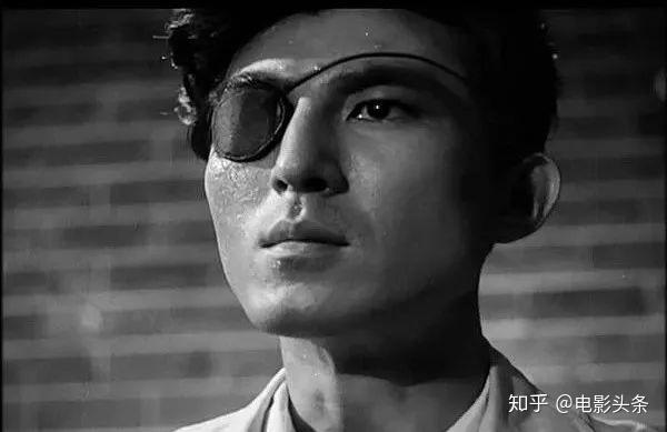 在那时,同样的"芹泽博士"拿着启动装置的按钮潜入深海,和哥斯拉同归于