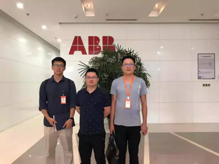 大学仕工作人员在abb合影abb集团高级副总裁,abb中国总裁张志强先生