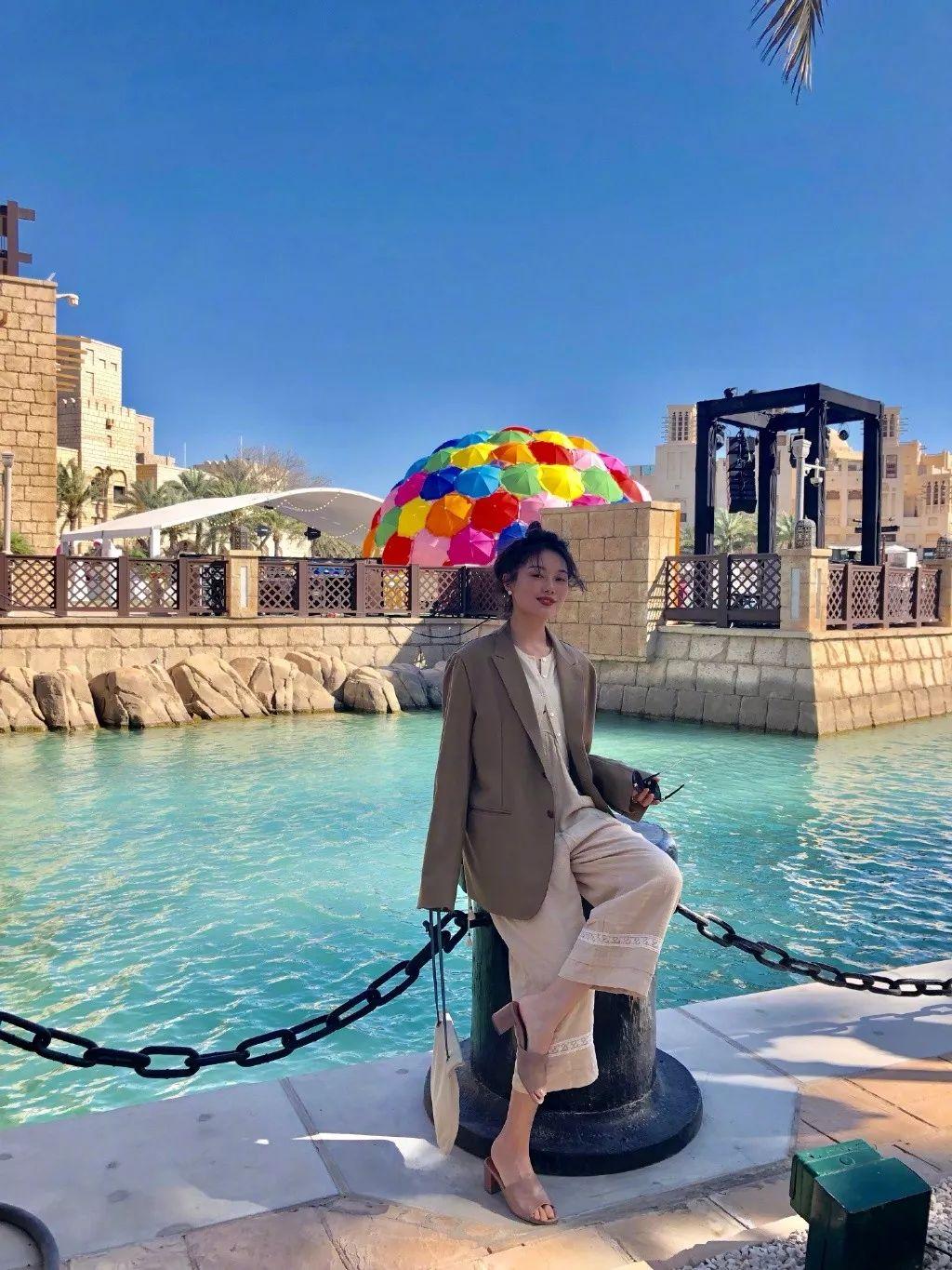 曾经的“豆瓣女神”晚晚同框杜鹃竟没输?看来她的油画色系穿搭加分不少! - 知乎