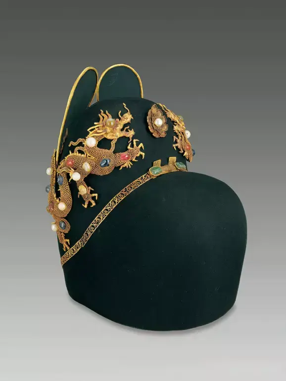 冕旒冠是皇帝祭天地,宗庙,社稷等大典时戴用的礼冠,定陵共出土两顶.