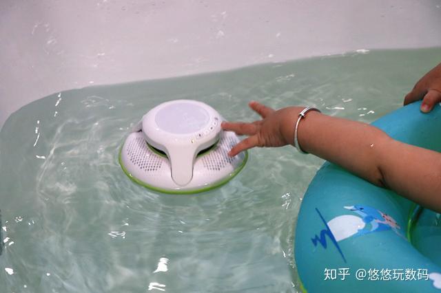 准确的说应该是下水的音箱,在水中还能展示出自己完美的音质,同时还能