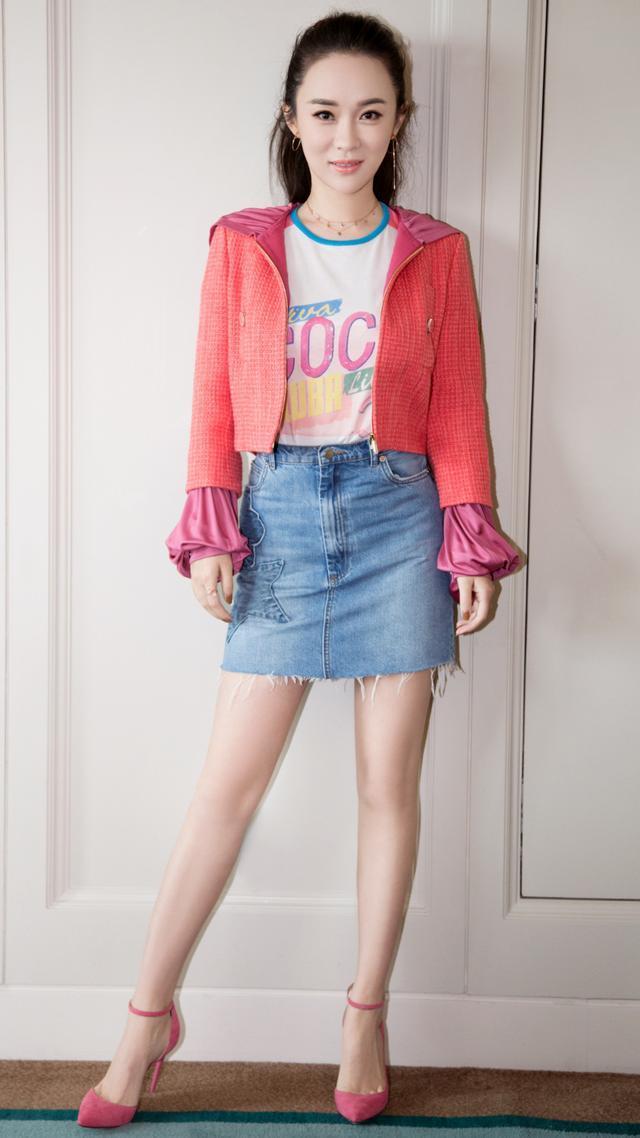 霍思燕又嫩了穿白t恤配牛仔半身裙出席活动40岁穿成了00后