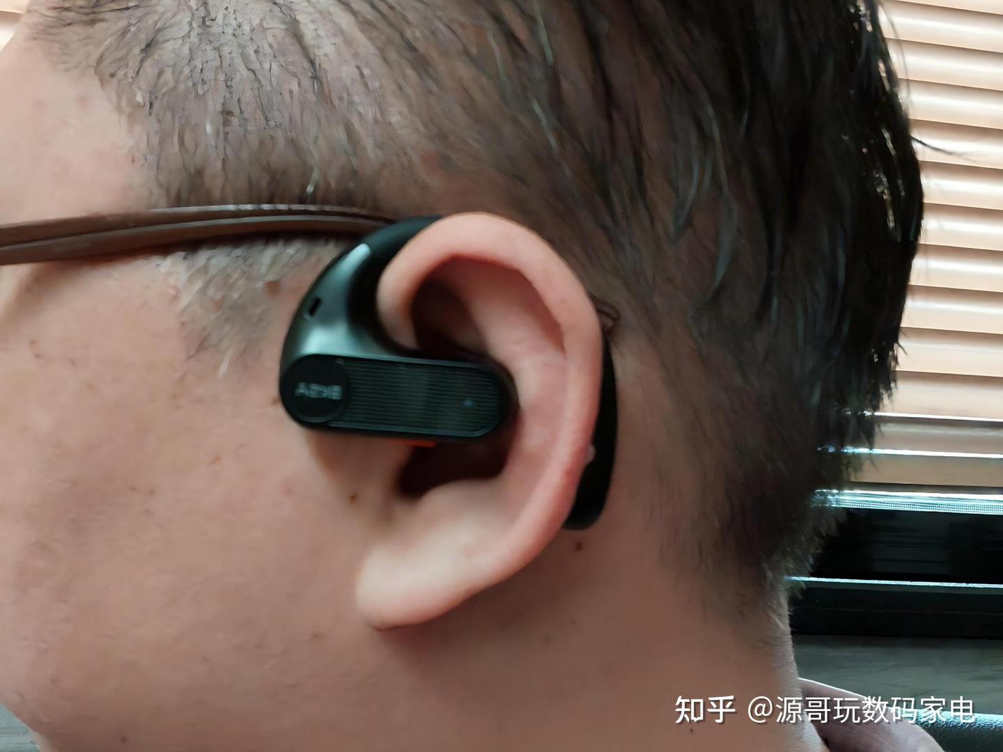 怎么办？客户说他听不清我说话,  戴了开石EKSAS30开放式话务耳机后，才知道普通和专业的差别有多大，用了8小时耳朵也不疼，降噪效果好，通话还清楚，办公、开会、直播都可以使用，出国旅行沟通也没有问题