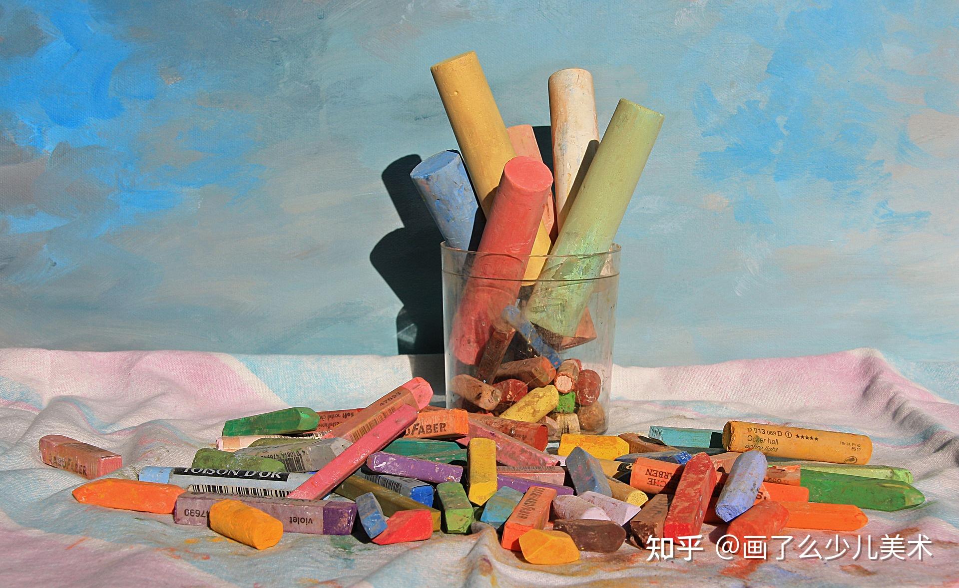 孩子喜欢四处涂涂画画不如选择色粉笔