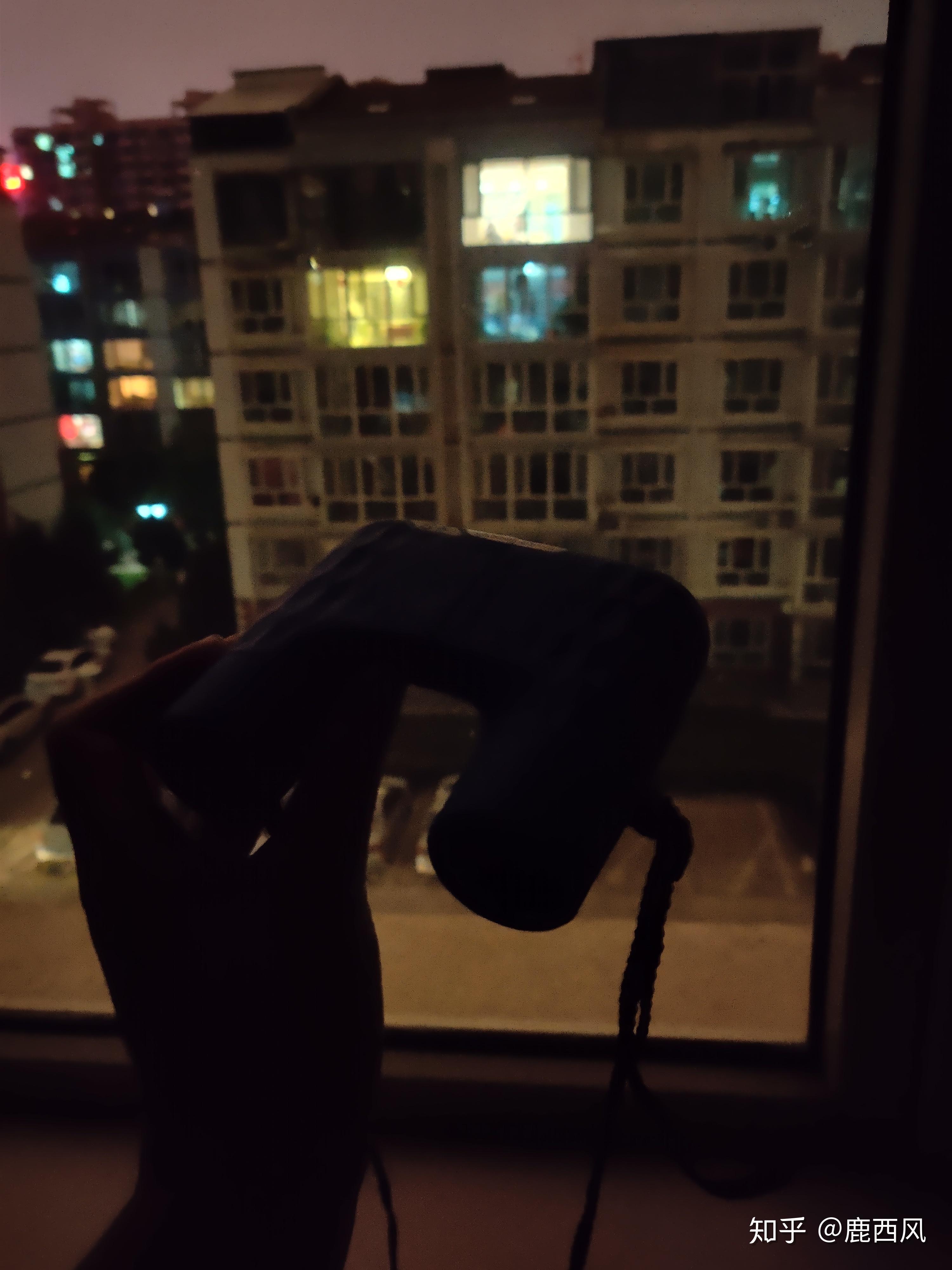 拿起音乐节买的望远镜看像对面楼.