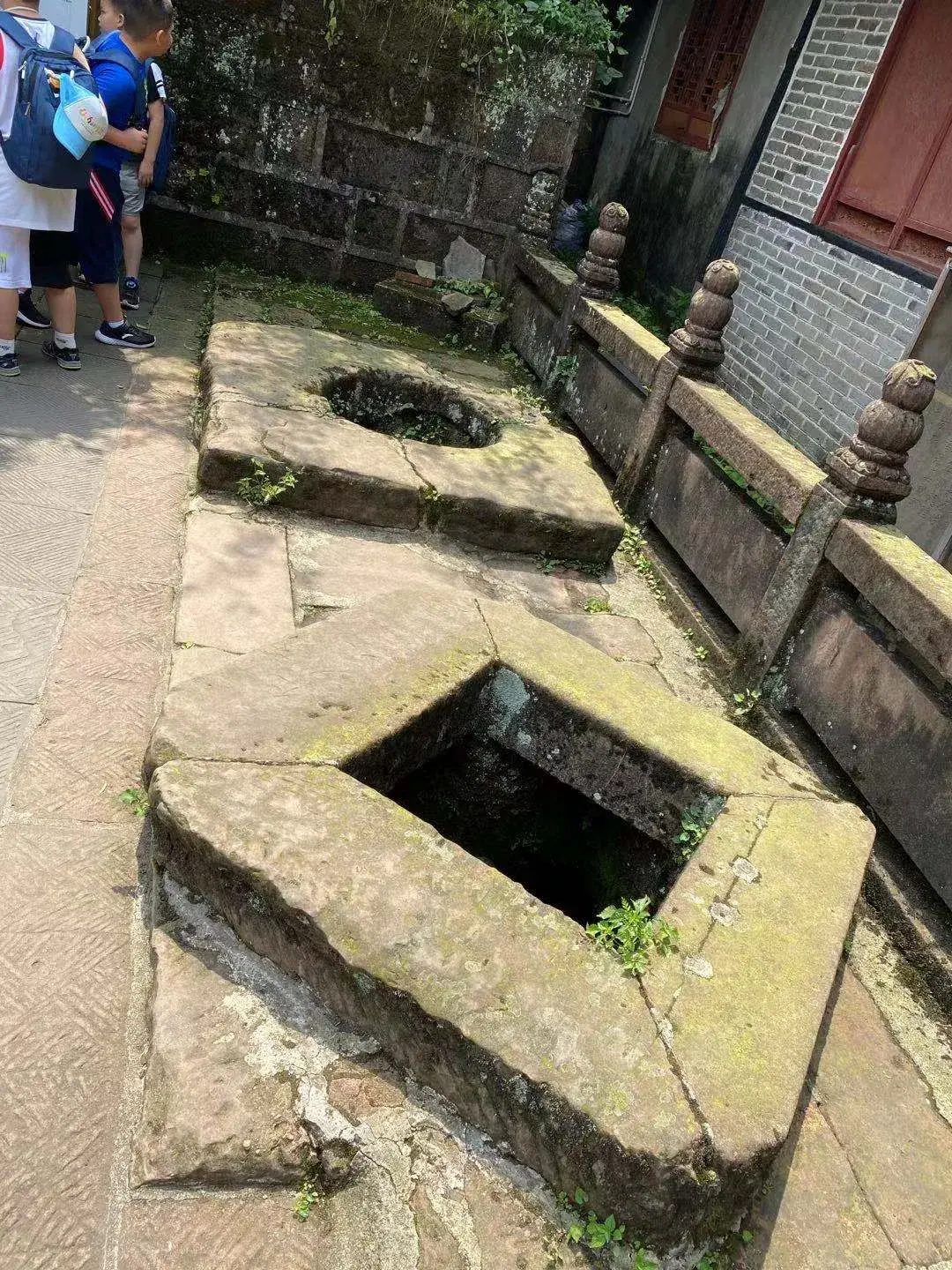 鸳鸯井老君阁位于青城第一峰绝顶.