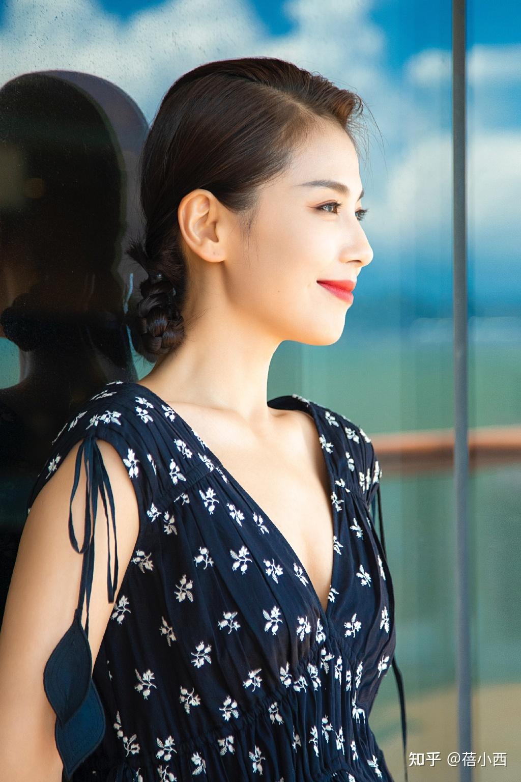 刘涛又美出圈了穿黑白碎花连衣裙真优雅丝巾绑头发太高级