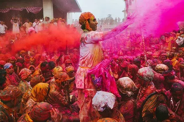 灑紅節時去印度,到處都會聽到快樂的吶喊:happy holi!