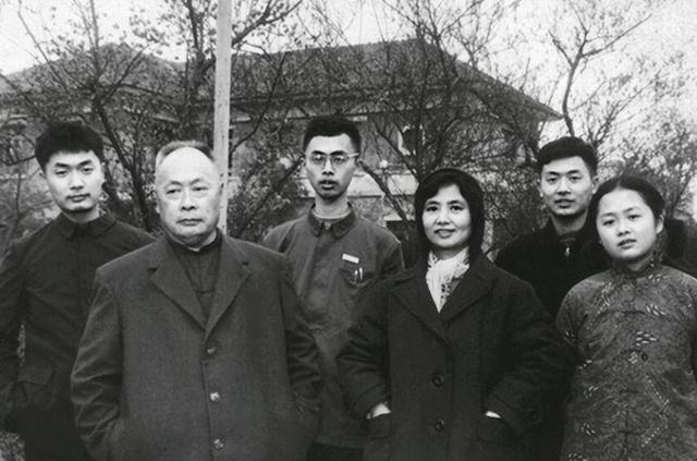 1976年陈小鲁主动放弃前途调回北京岳父粟裕感叹你太着急了