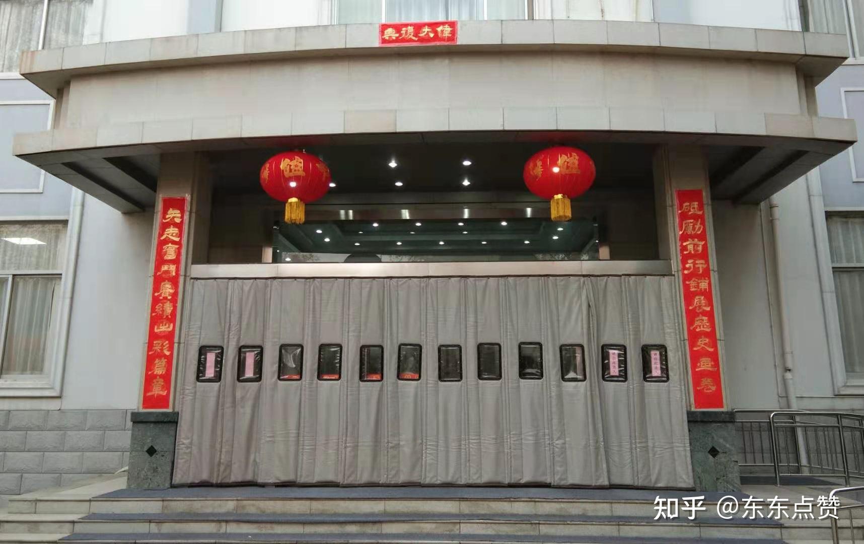 东东点赞:国家一级美术师孙伟应邀在省委大院编写大春联 - 知乎