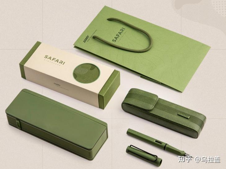 但是大多数钢笔都是黑色古板的,其实可以考虑送这只凌美钢笔,墨绿色笔