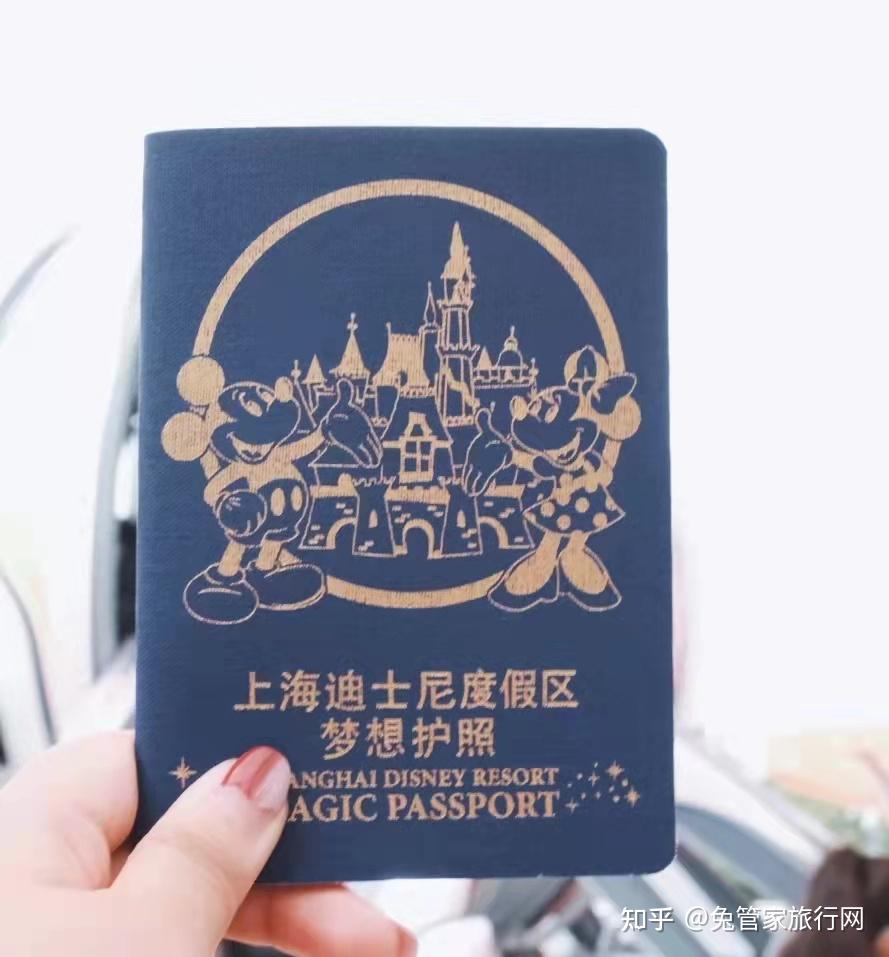 首先你可以在迪士尼任意商店买一本梦想护照,然后按照它上面的提示,去