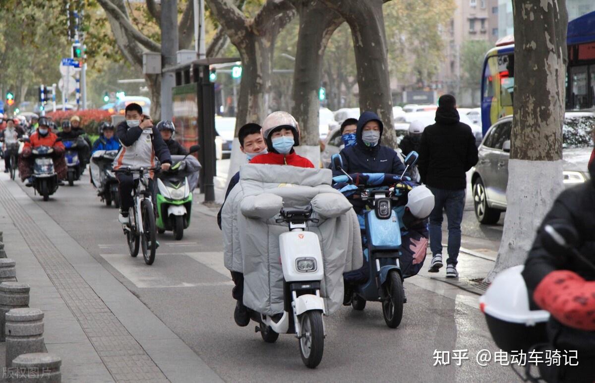 冬天骑电动车图片图片