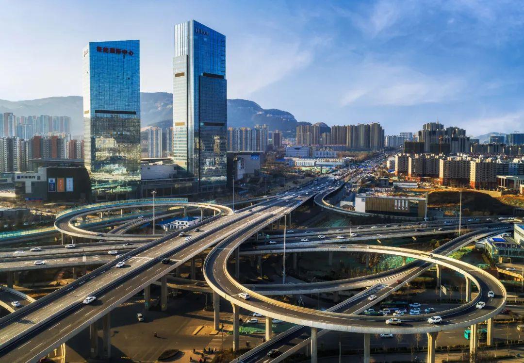 英雄山立交桥地处济南市区南部东侧已经建起成片的高层居民楼紧挨着