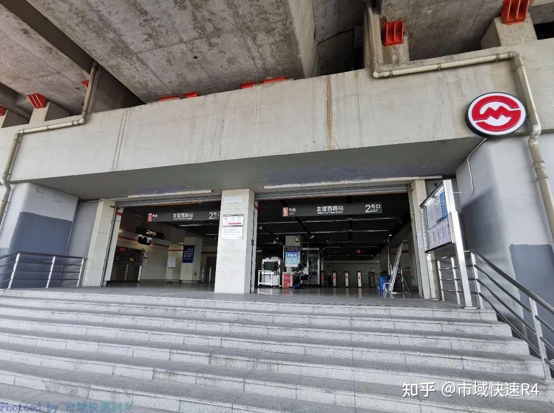 友谊西路站北侧(1号口),配置蕰川公路跨线天桥.