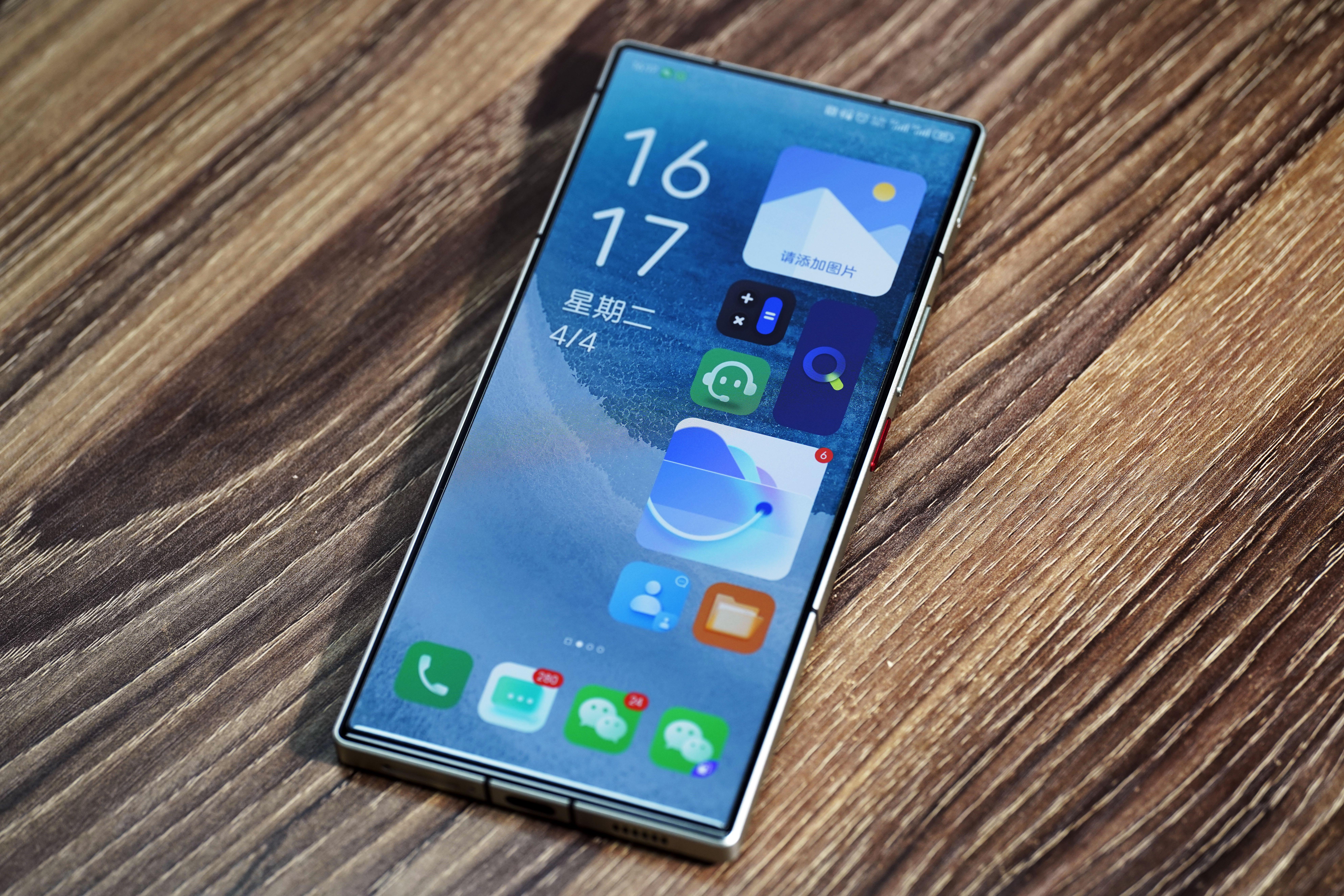 在苹果官网上,我们能看到苹果对iphone 6/6 plus的评价——iphone史上