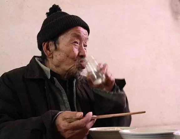 每次问老头儿,为什么那么爱喝酒,老头儿总会摇摇头,慢悠悠的说到:"我