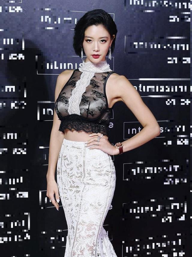 克拉拉不愧是性感尤物穿蕾丝上衣鱼尾裙惊现柯基臀