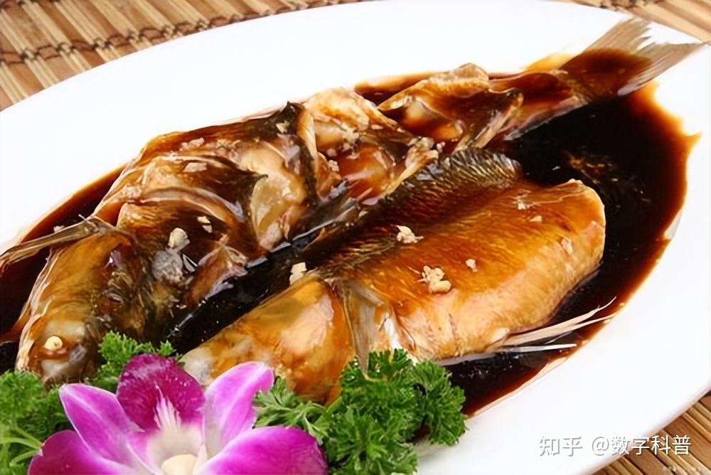 西湖醋魚主要以草魚等食材用料烹製,色澤紅亮,肉質鮮嫩,酸甜清香,口感