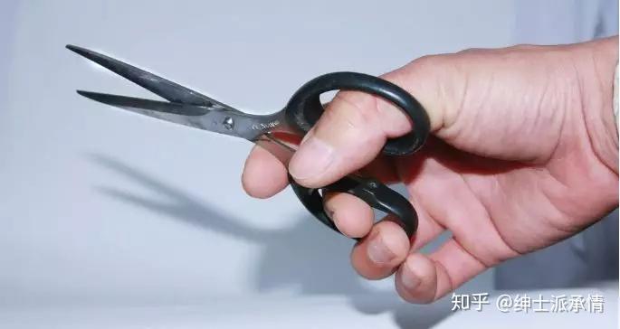 同样是递剪刀,两个动作却造成对方截然不同的反应.