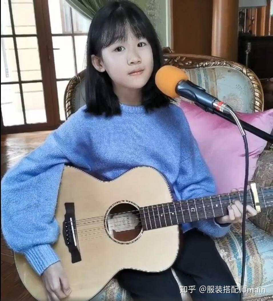 陆毅女儿蓝色毛衣配黑裤自弹自唱气质好淑女五官长开太像鲍蕾