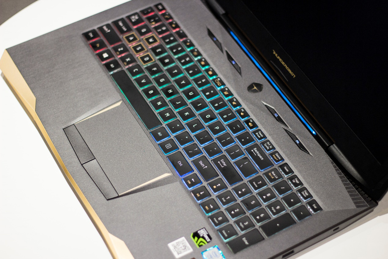 雷神911targa采用前置音响,由于主打轻薄轻奢,所以没有配备低音单元