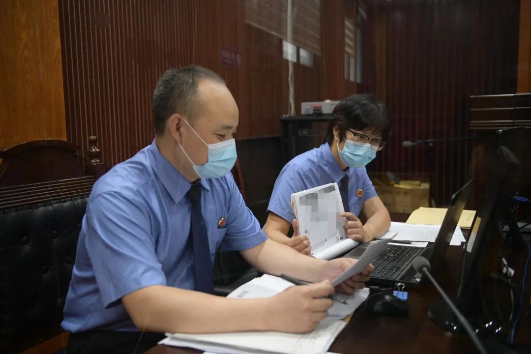 按照庭审前与乔富粤共同商议的方案,张红雨对微信聊天内容重要部分