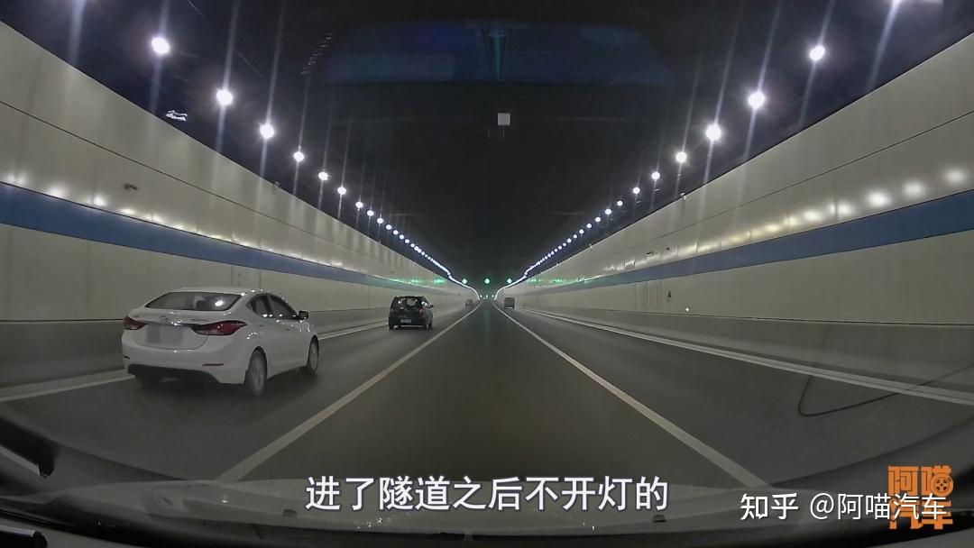 如果車子是深色的,不開燈進入隧道之後,後車確實看不清,如果後車駕駛