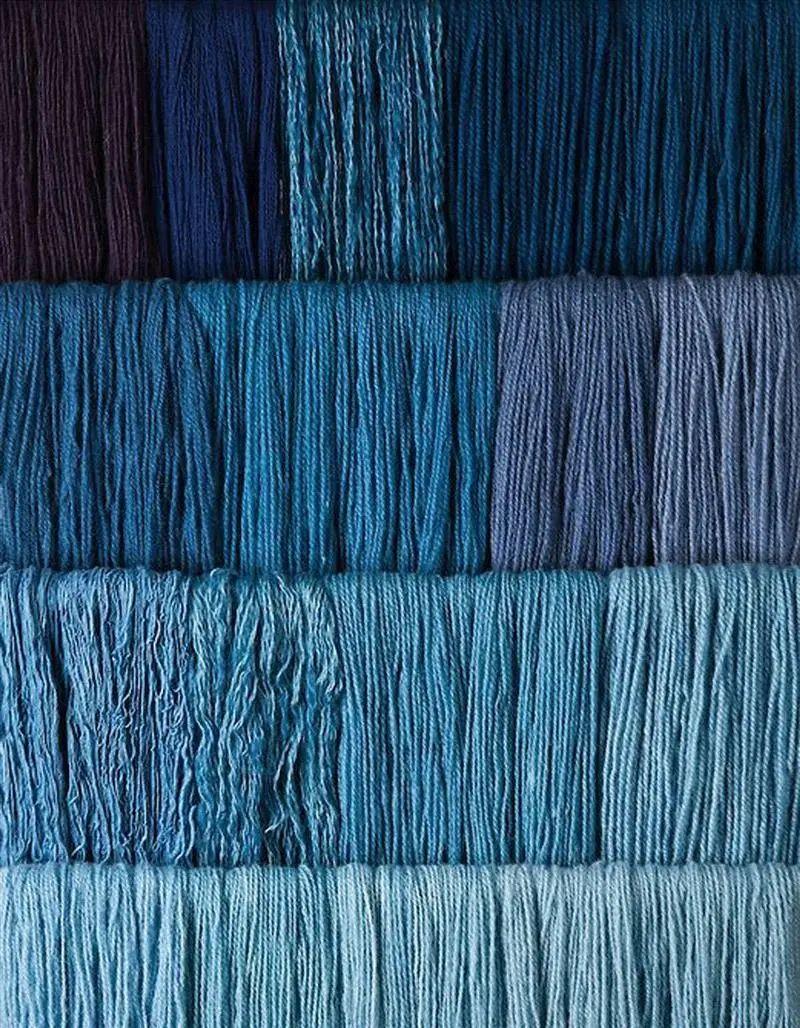 配以不同的染制方案,将蓝划分出十种基础色,再划分出二十二种蓝染色