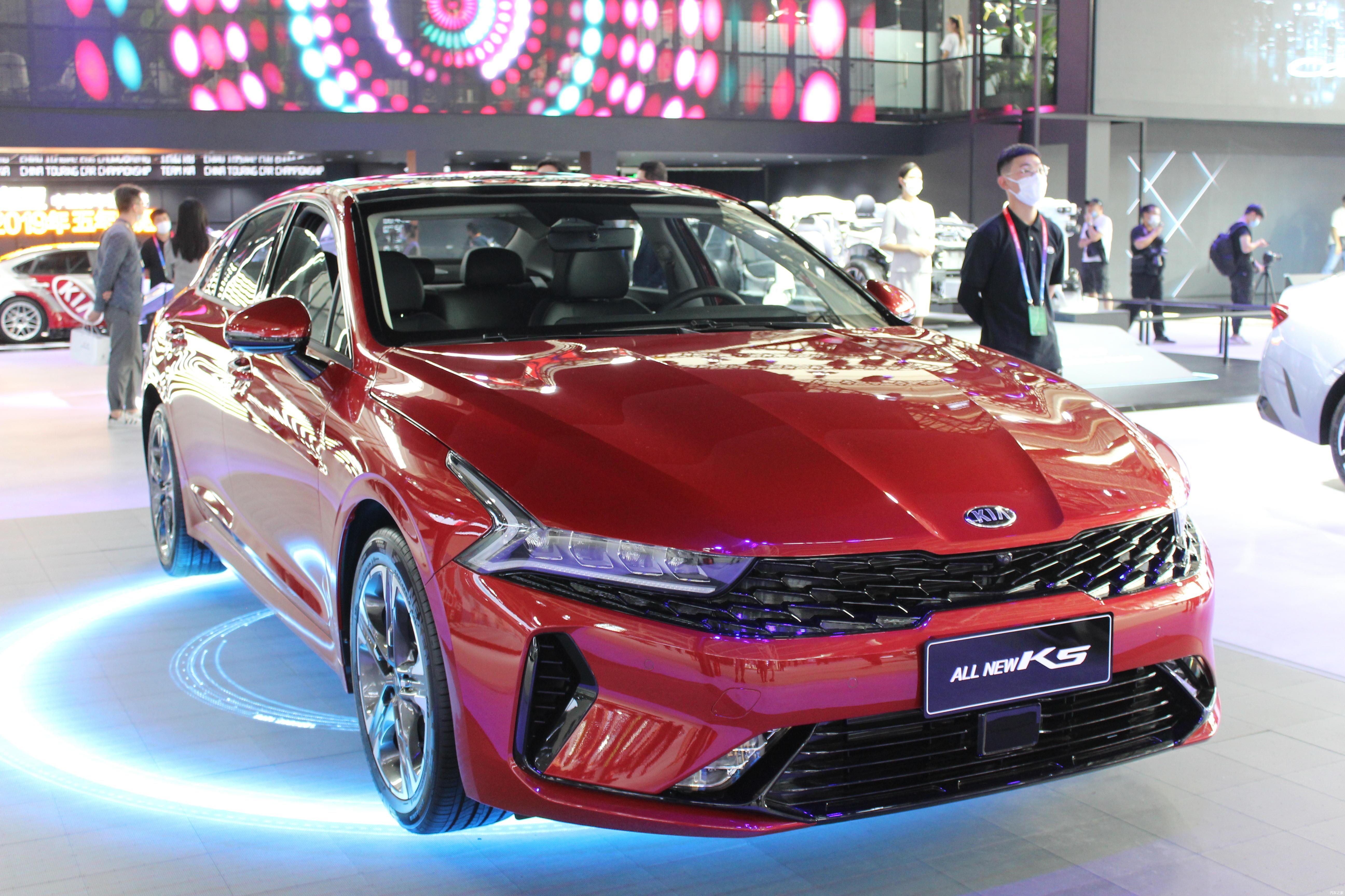 2020北京车展实拍全新起亚k5凯酷亮相红色内饰吸睛