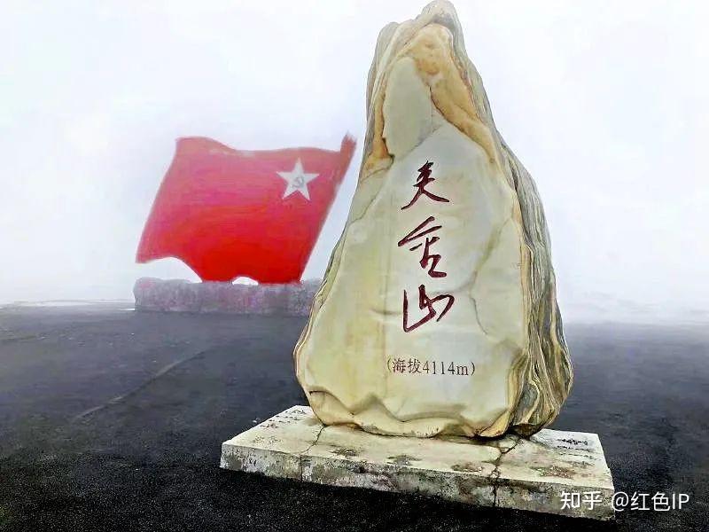 第一座横在眼前的大雪山是夹金山,当地称神仙山,位于宝兴西北,海拔