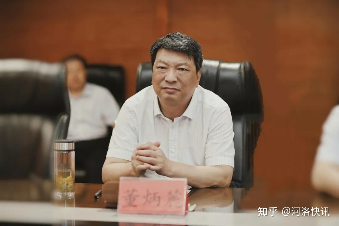 部长高辉和洛阳市实验小学党委书记,校长李青青现场签约刘茂钦局长说