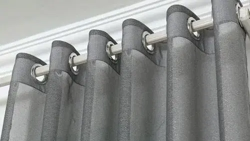 另一种是直接 在窗帘上面打孔,然后套上罗马圈,直接挂到罗马杆上.