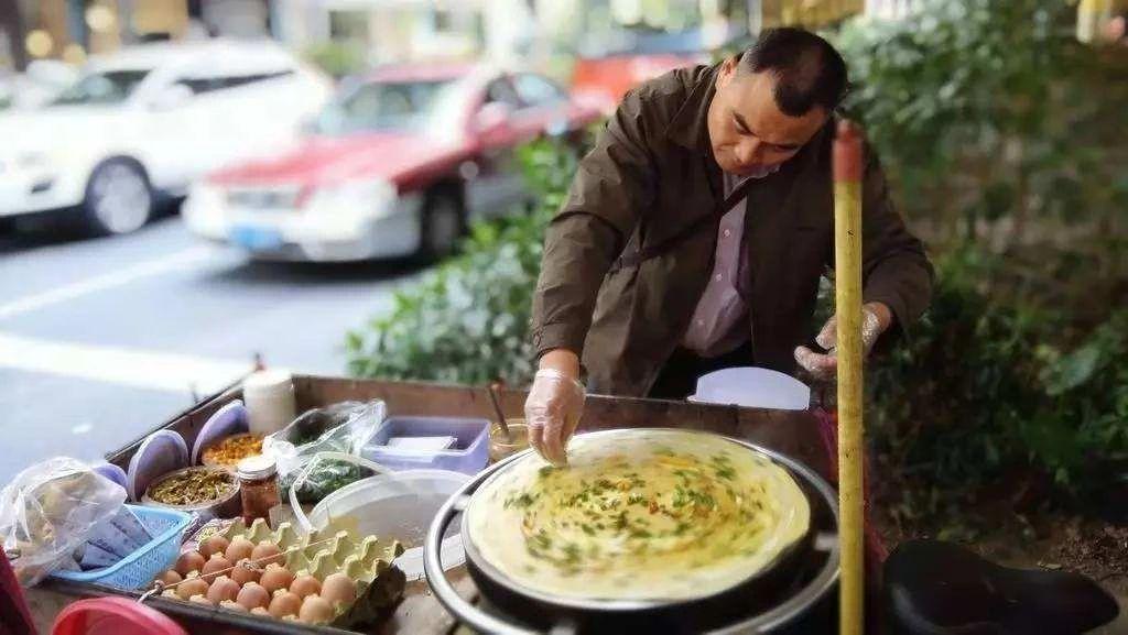 地摊经济复活街边小摊迎来春天