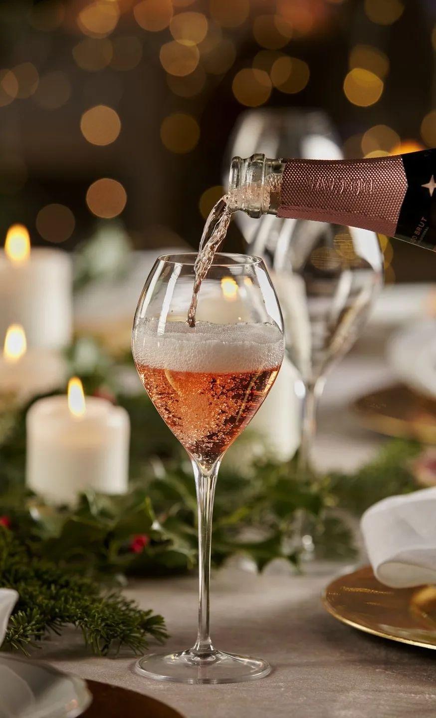 粉红色的酒液,起泡充盈.