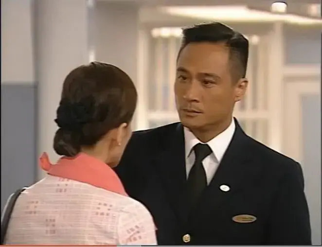 当然,他也演过深情绅士的温柔机长,极度理智,极致温柔,50岁的年纪还能